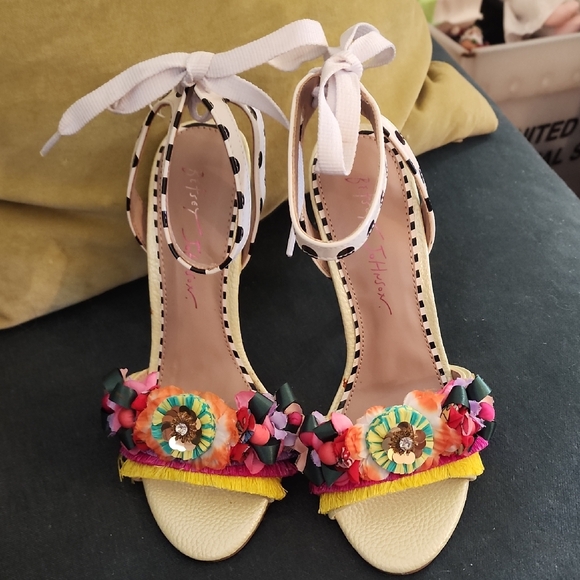 Betsey Johnson heels size 6, "Wycker" yellow multi.  New - Picture 1 of 7